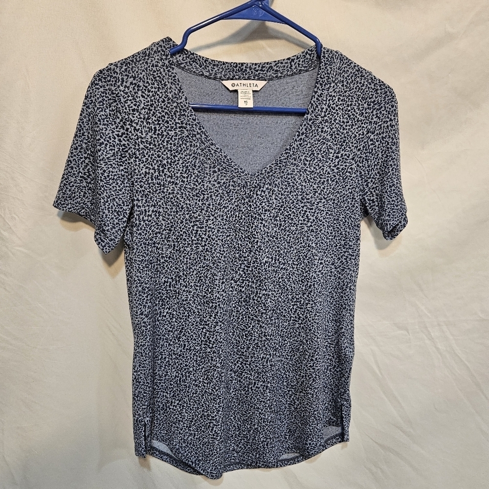 Athleta Chrome Blue Cheetah Breezy Scoop V-Neck Athleisure T-Shirt Size X-Small